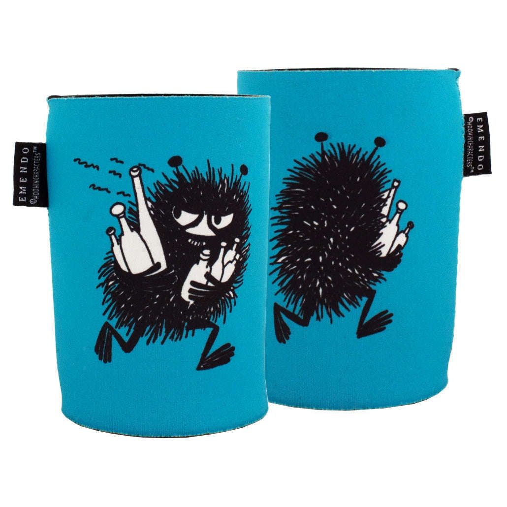 Zwei blaue Emendo Moomin Cooler Stinki Neoprenhüllen mit Stinki, einem schwarzen, haarigen Cartoon-Wesen mit Fühlern und Armen, das weiße Flaschen hält und schelmisch grinst. Emendo-Markenschild an der Seite sichtbar.