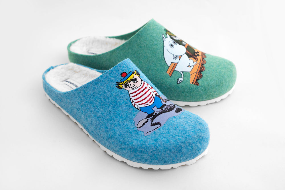 Zapatillas Moomin Felt Slippers Too-Ticky: blue left slipper with a striped-shirt character, green right one with a white character on a fence—vegan, sustainable, and perfect for cozy days.