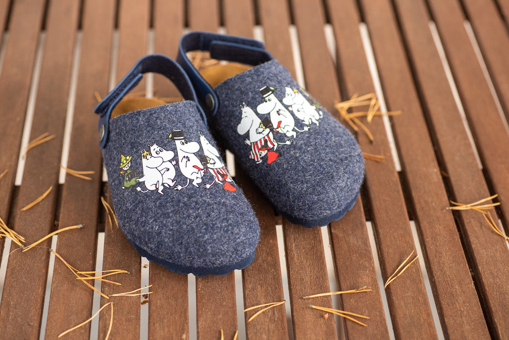 The Moomin Kids Felt Slippers Blue by Zapatillas feature playful cartoon prints, offering charming and cozy sustainable footwear for kids—perfect for little feet.
