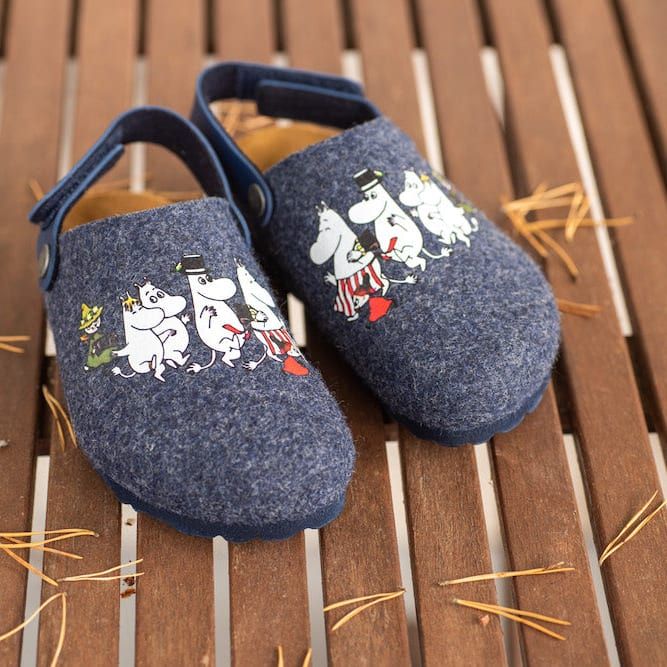 The Moomin Kids Felt Slippers Blue by Zapatillas feature playful cartoon prints, offering charming and cozy sustainable footwear for kids—perfect for little feet.