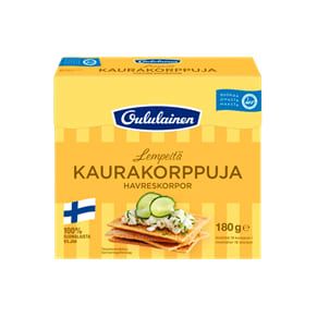 Een gele doos van 180 gram Oululainen Oat Crisp Bread bevat vezelrijke crackers met room, komkommer en kruiden. Op de verpakking staat de Finse vlag en de vermelding dat het product met trots in Finland is gemaakt.