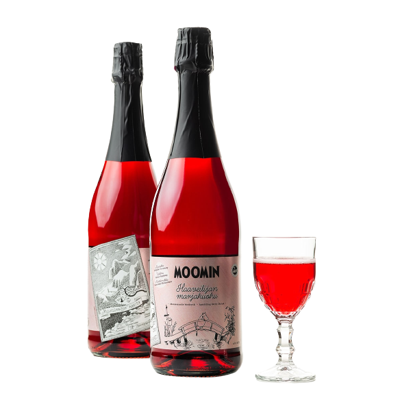 Two bottles of Poikain Parhaat Moomin Sparkling Drink 0,0 %, with illustrated labels, stand by a glass filled with the same bright red Finnish berry drink, all set against a plain white background.