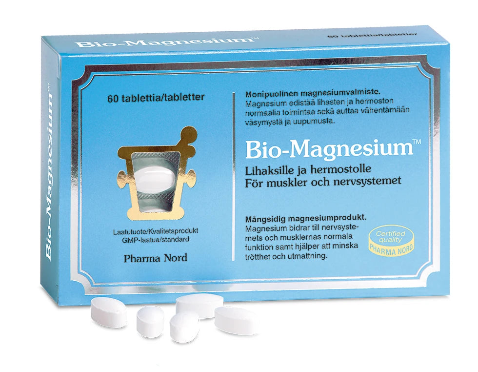 Eine blaue Schachtel mit Pharma Nord Bio-Magnesium wird mit mehreren weißen, ovalen Tabletten davor präsentiert. Auf der Verpackung, die in finnischer und schwedischer Sprache abgefasst ist, wird die Unterstützung der Gesundheit von Muskeln und Nervensystem beschrieben.