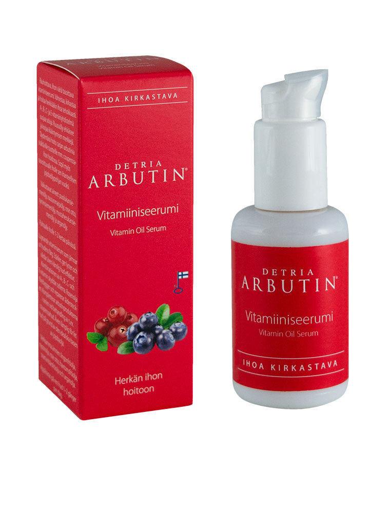 Eine rote Schachtel und eine passende Pumpflasche mit dem Detria Arbutin Vitamin Oil Serum von Detria Arbutin, einem hautverjüngenden Serum für empfindliche Haut, mit Beerenmotiven und einer finnischen Flagge auf der Verpackung.