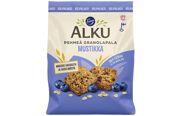 Eine Tüte Fazer Alku Soft Granola Bites Blueberry Snack Biscuit von Fazer mit Motiven von Granola Bites, Blaubeeren und Hafer auf einer cremefarbenen und blauen Verpackung mit finnischem Text.