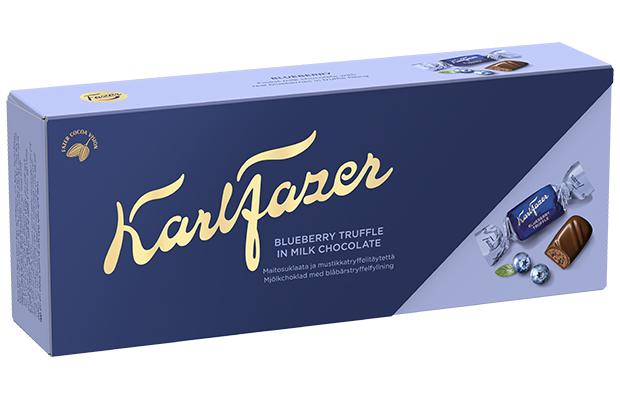 Eine blaue, rechteckige Schachtel mit Fazer Blaubeer-Trüffel-Praline ist mit goldenem und weißem Text, dem Fazer-Logo, einer Kakaobohnen-Abbildung und Bildern von verpackten finnischen Pralinen versehen, wobei ein aufgeschnittenes Stück die Blaubeer-Trüffel-Füllung freigibt.