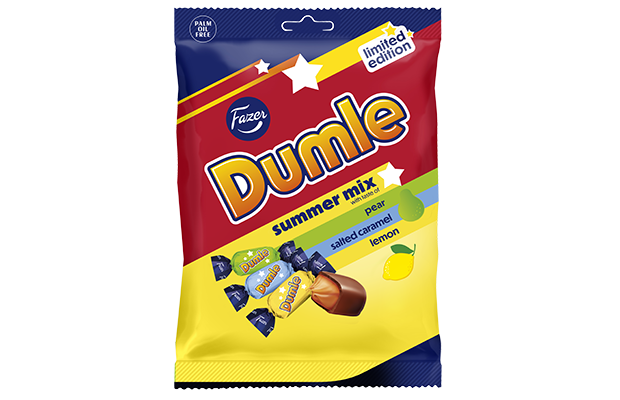 Fazer Dumle Summer Mix von Fazer ist eine limitierte Auflage von Bonbontüten mit finnischer Schokolade in den Geschmacksrichtungen Birne, gesalzenes Karamell und Zitrone. Die rote, gelbe und blaue Verpackung zeigt die Bonbons und eine Zitrone.