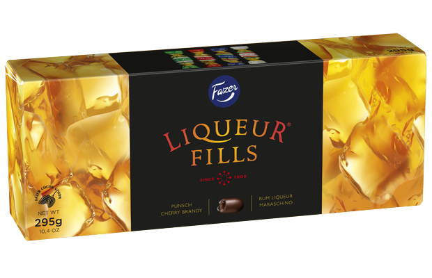 Eine rechteckige Schachtel Fazer Liqueur Fills Praline von Fazer mit finnischer Schokolade, schwarzem Etikett in der Mitte, goldenem und rotem Text, Eiswürfelbildern auf goldenem Hintergrund und einem Nettogewicht von 295 g (10,4 oz).