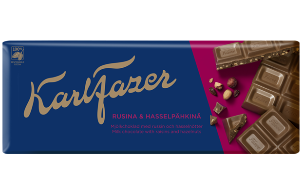 Eine Fazer Milk Chocolate Raisin & Hazelnuts Tafel von Fazer kommt in einer blauen Verpackung, auf deren Etikett in Englisch und Finnisch diese klassische finnische Schokolade mit Rosinen und Haselnüssen beschrieben wird.