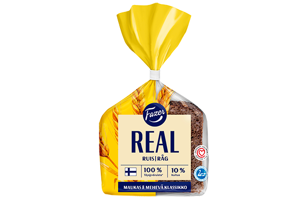 Ein Laib Fazer Real Rye von Fazer in gelber und durchsichtiger Verpackung zeigt dunkles, ballaststoffreiches Brot. Auf dem Etikett sind Weizengrafiken, finnischer Text und Symbole für 100 % Vollkorn und 10 % Ballaststoffgehalt abgebildet.