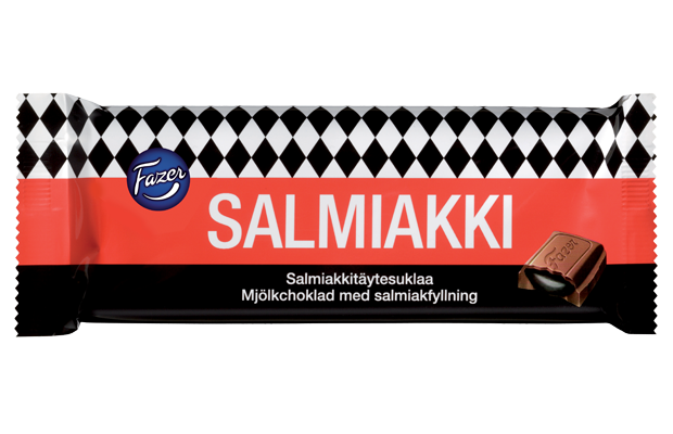 Eine Fazer Salty Liquorice Chocolate Bar von Fazer in einer Verpackung mit schwarz-weißen Rauten, rotem Hintergrund und der Abbildung eines Schokoladenstücks mit salziger Lakritzfüllung. Finnischer und schwedischer Text heben diese klassische finnische Leckerei hervor.