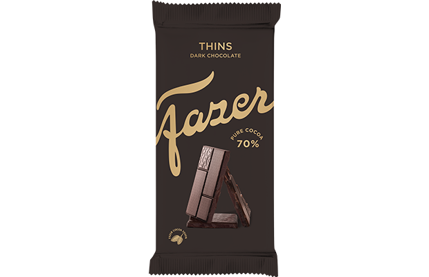 Eine dunkelbraune Verpackung der Fazer Thins 70% Dark Chocolate von Fazer, mit goldener Schrift, 70% reinem Kakao, gestapelten Schokoladenstücken auf der Vorderseite und hergestellt in Finnland.