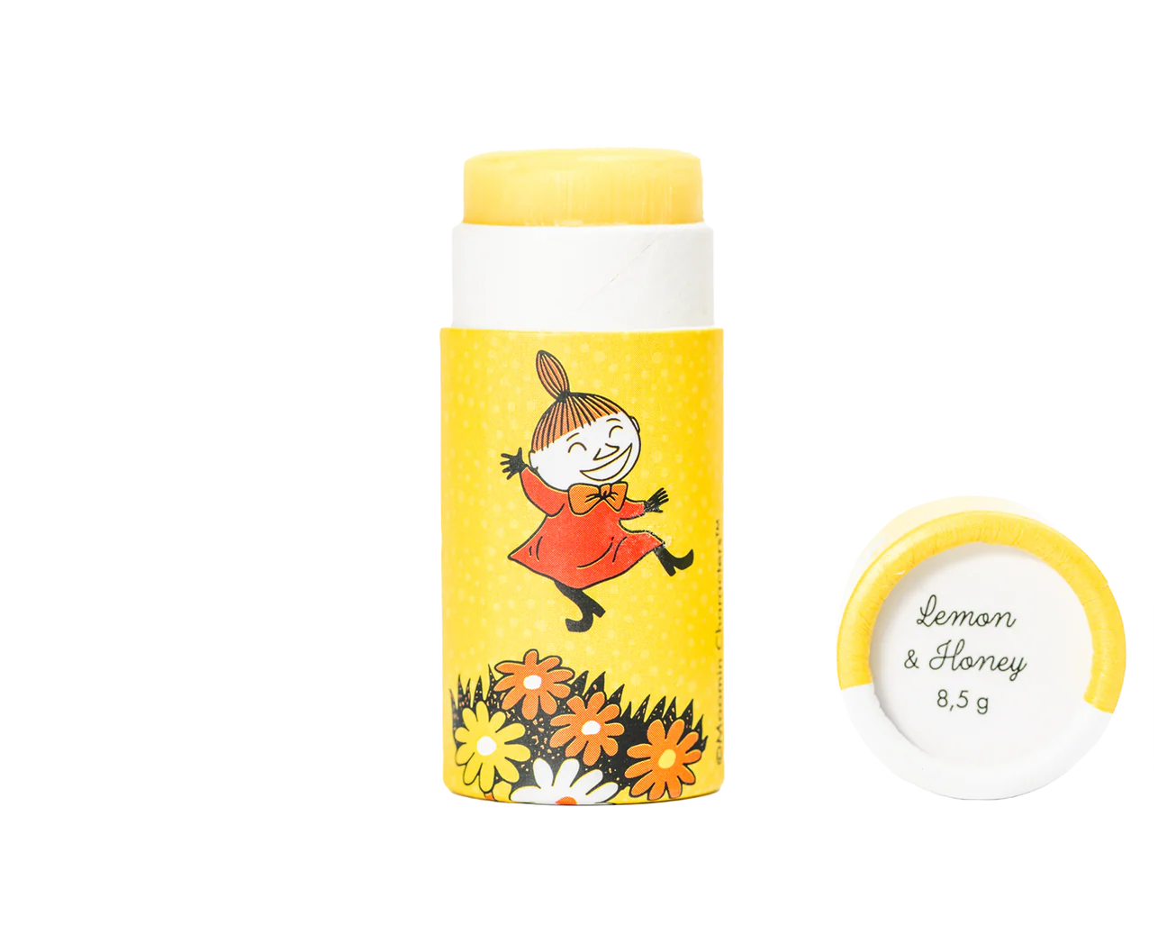 Der Gustaf & Linnea Mumin Lippenbalsam Kleine My zeigt ein rotes Mädchen inmitten von Blumen auf einer gelben Tube. Dieser umweltfreundliche Lippenbalsam mit Zitrone und Honig (8,5 g) hält die Lippen weich und pflegt sie.