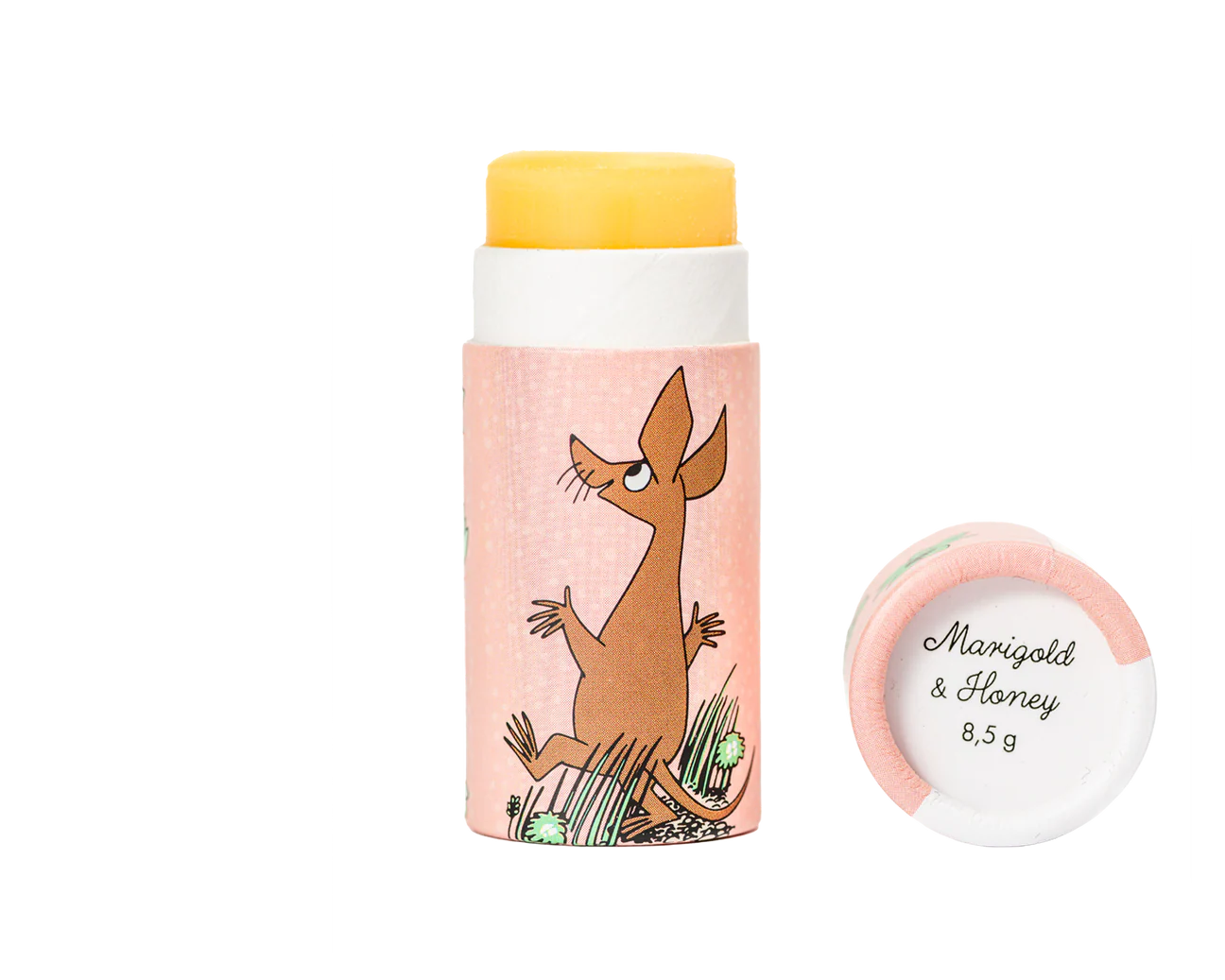 Eine Tube Gustaf & Linnea Moomin Lipbalm Snork mit einer Cartoon-Maus auf einem rosafarbenen Etikett, daneben eine geöffnete weiße Kappe mit der Aufschrift "Marigold & Honey, 8.5g.