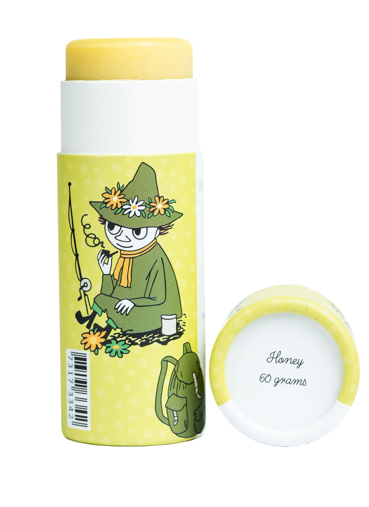 Auf der gelben 60g-Tube von Gustaf & Linnea Snufkins Solid Foot Lotion ist eine Figur mit grünem Hut und Gänseblümchenkrone abgebildet, die angelt und an einem Rucksack Tee schlürft. Auf der umweltfreundlichen Verpackung befindet sich die Kappe neben der Tube.