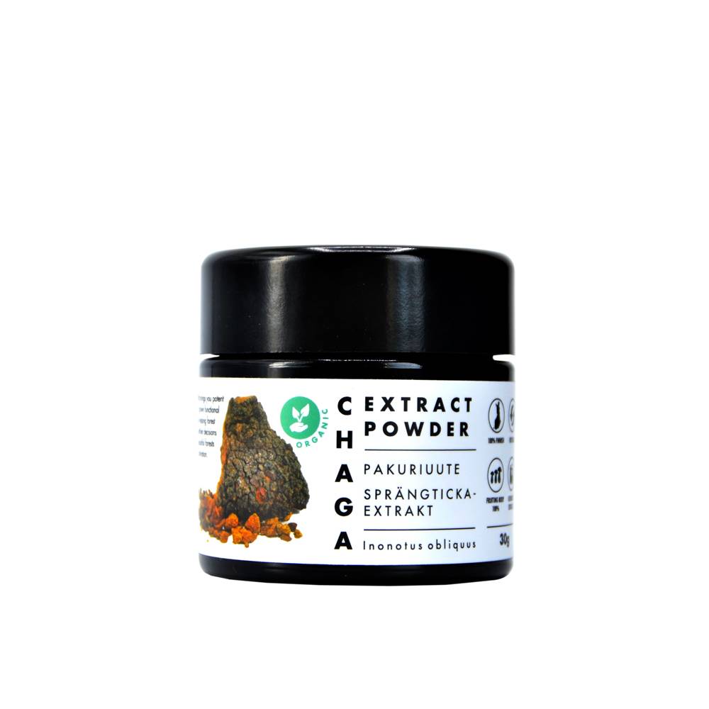 Ein schwarzer Behälter mit der Aufschrift KÄÄPÄ Mushrooms Organic Chaga Extract Powder, auf dessen weißem Etikett ein Chaga-Pilz abgebildet ist, hebt organische Chaga- und Beta-Glucane hervor, enthält mehrsprachigen Text und zeigt Zertifizierungssymbole.