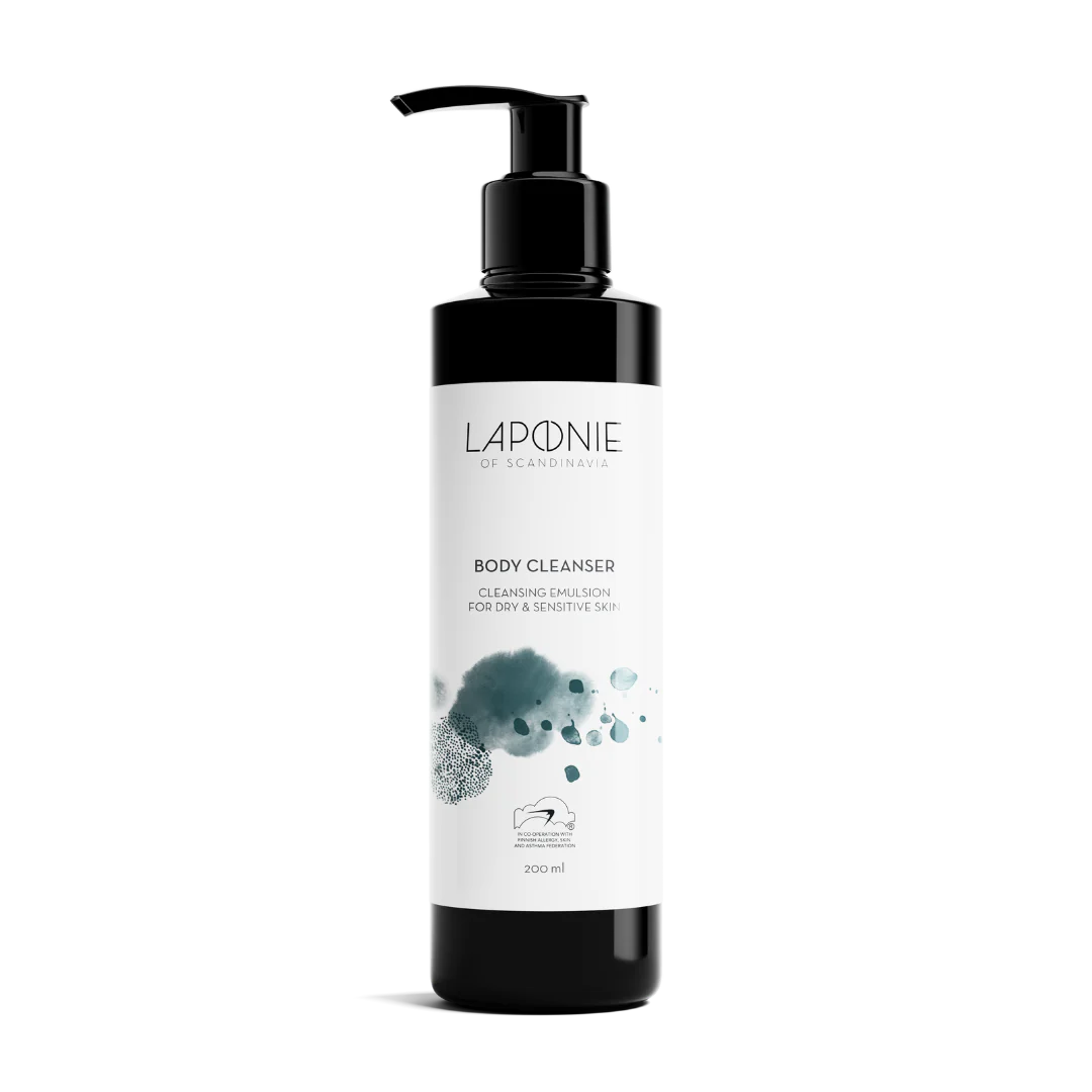 Die schwarze Pumpflasche mit der Aufschrift Laponie of Scandinavia Body Cleanser besticht durch ihr minimalistisches Design und fasst 200 ml des sanften Reinigungsmittels für trockene und empfindliche Haut.