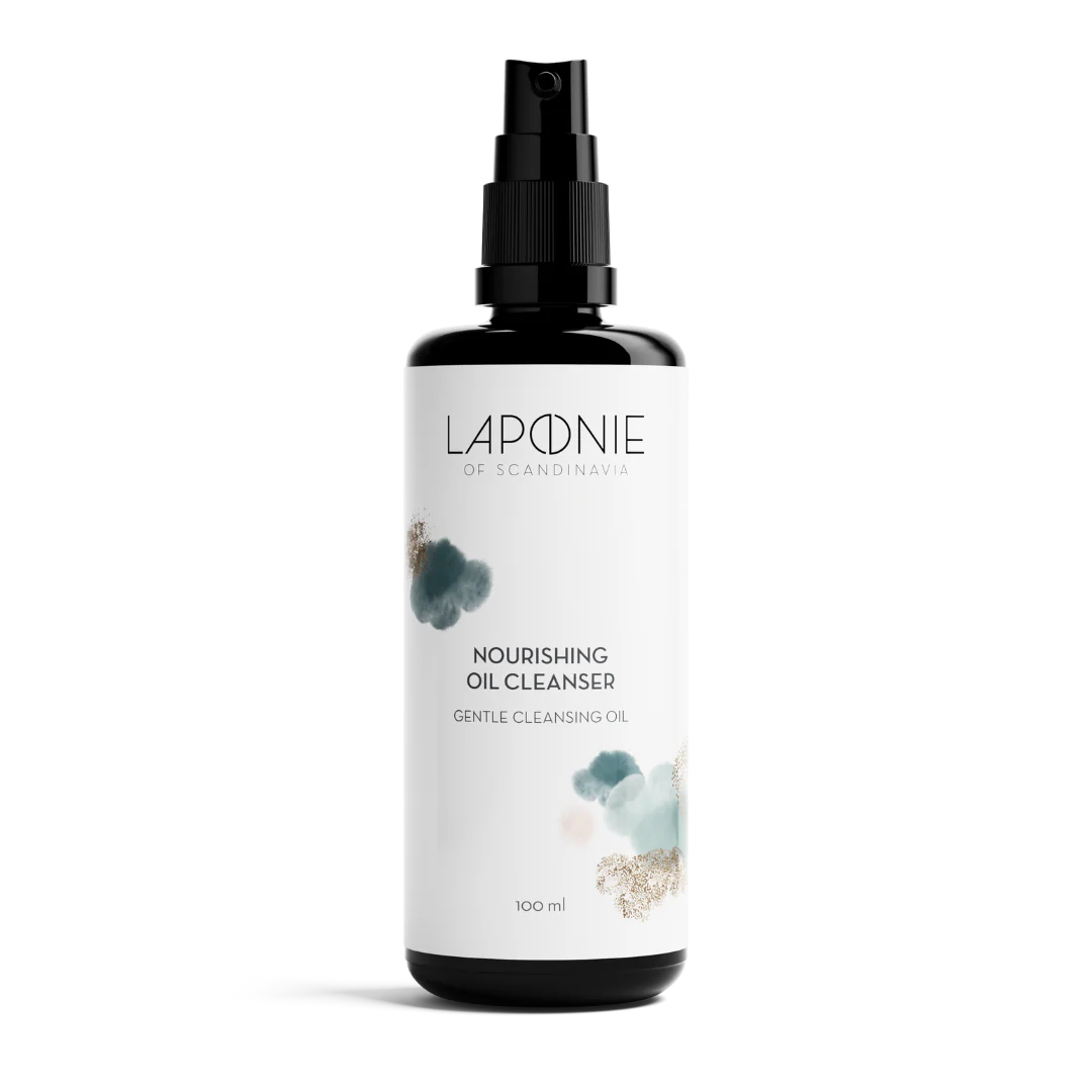 Eine schwarze Pumpflasche mit dem Laponie of Scandinavia Nourishing Oil Cleanser (100 ml), einem sanften Ölreiniger für empfindliche Haut, mit minimalistischen blauen und beigen Aquarellmotiven auf einem weißen Etikett.