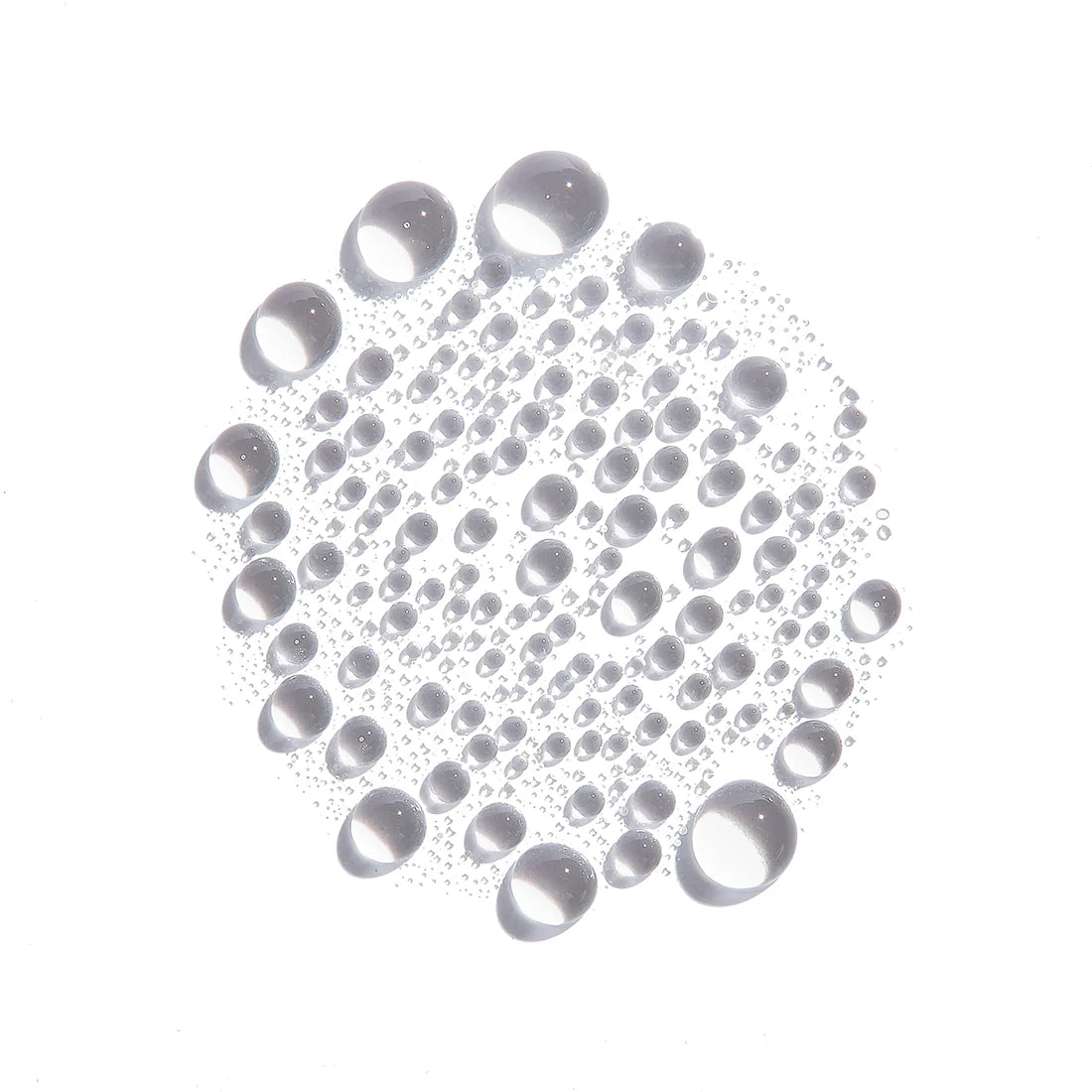 Eine Ansammlung glänzender, klarer Tröpfchen bildet ein kreisförmiges Muster auf Weiß, das die Feuchtigkeit und Frische von Lumene Nordic-C Glow Refresh Hydrating Mist von Lumene in einem zarten, abstrakten Stil wiedergibt.