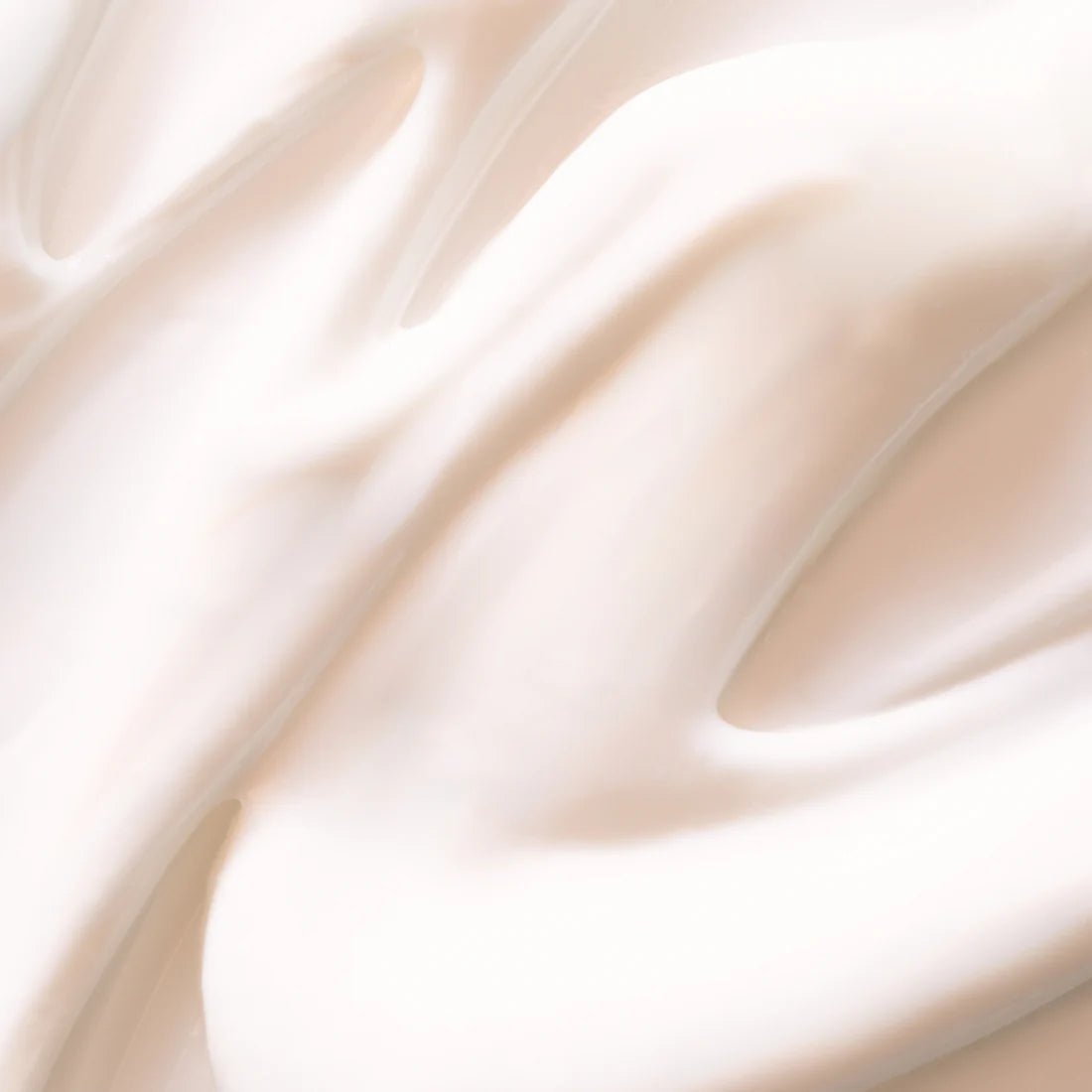 Mit ihrer glatten, cremig-weißen Textur und den subtilen Strudeln ähnelt die Lumene Nordic-C Glow Renew Night Cream von Lumene einer luxuriösen Nachtcreme, die die Haut nährt und ihre Ausstrahlung fördert.