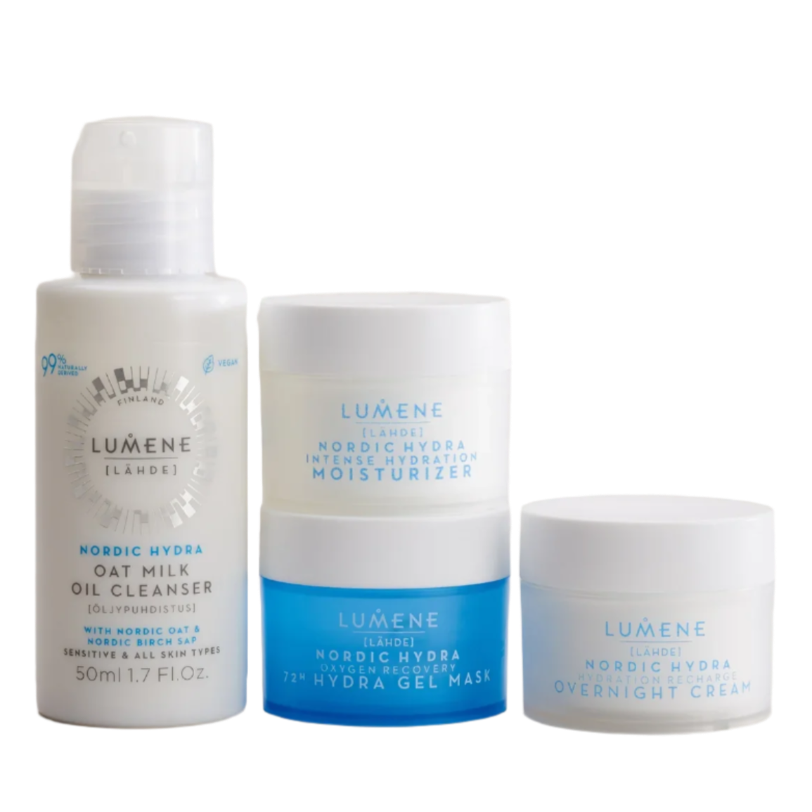 Das Lumene Nordic Hydra Travel Kit von Lumene bietet nordische Feuchtigkeitspflege mit Hyaluronsäure, bestehend aus einem Oat Milk Oil Cleanser und drei weiß-blauen Tiegeln - Moisturizer, 72H Hydra Gel Mask und Overnight Cream - auf weißem Hintergrund.