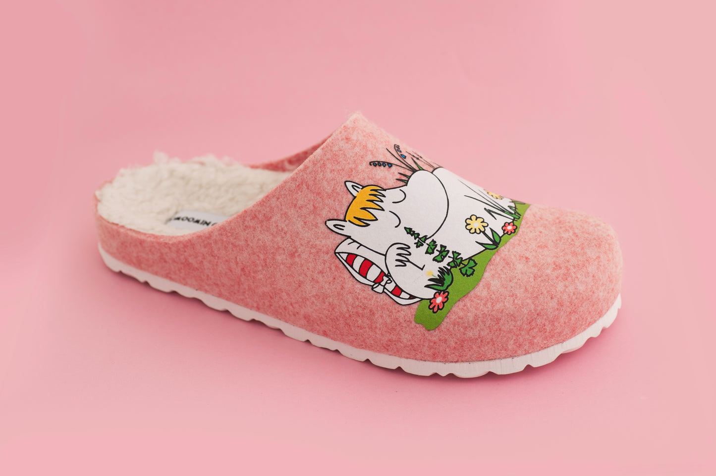 Die Zapatillas Moomin Felt Slippers Snorkmädchen Pink zeichnen sich durch ein Cartoon-Charakter-Design und ein weißes Pelzfutter aus, das aus veganen Materialien gefertigt ist und auf einem unifarbenen rosa Hintergrund gezeigt wird.