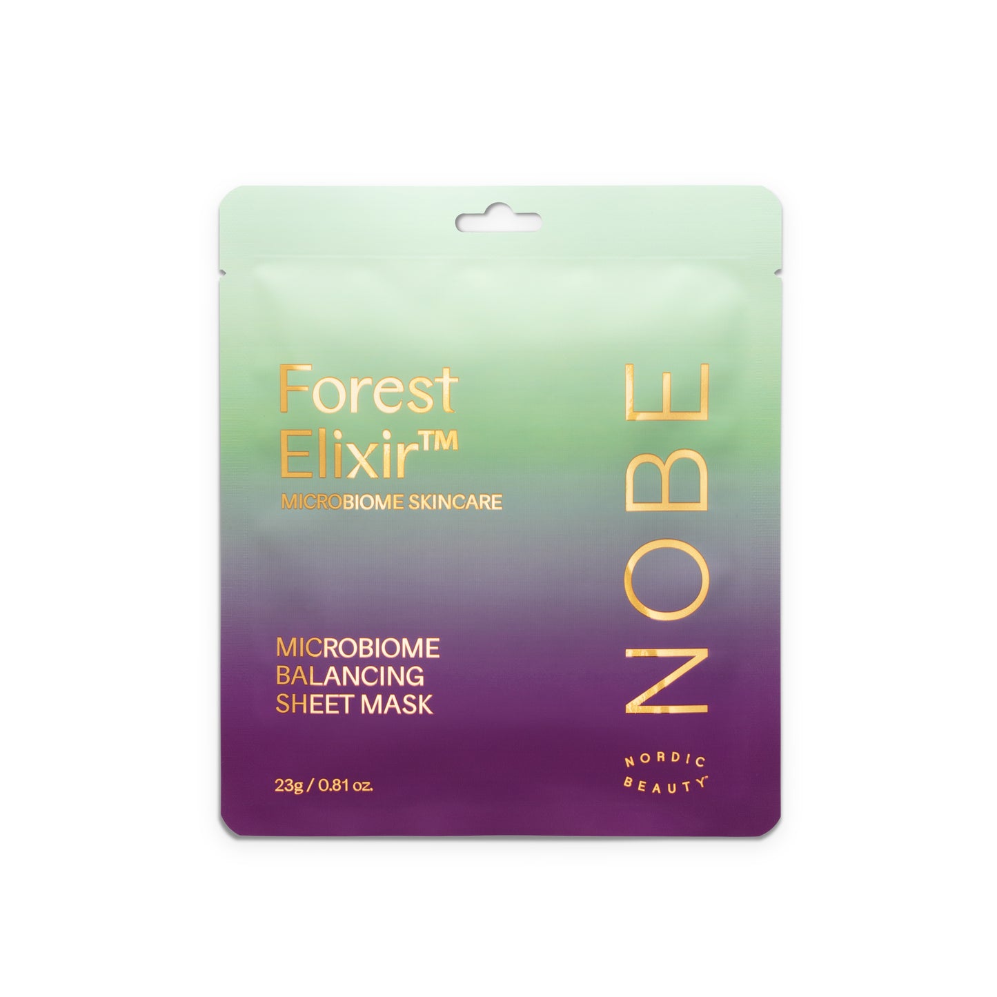 Eine quadratische Packung mit grünem bis violettem Farbverlauf und der Aufschrift NOBE Forest Elixir® Microbiome Balancing Sheet Mask, mit Waldmikrobiom-Extrakt zur Reparatur der Hautbarriere und dem NOBE Nordic Beauty Logo in Gold und Rosa.