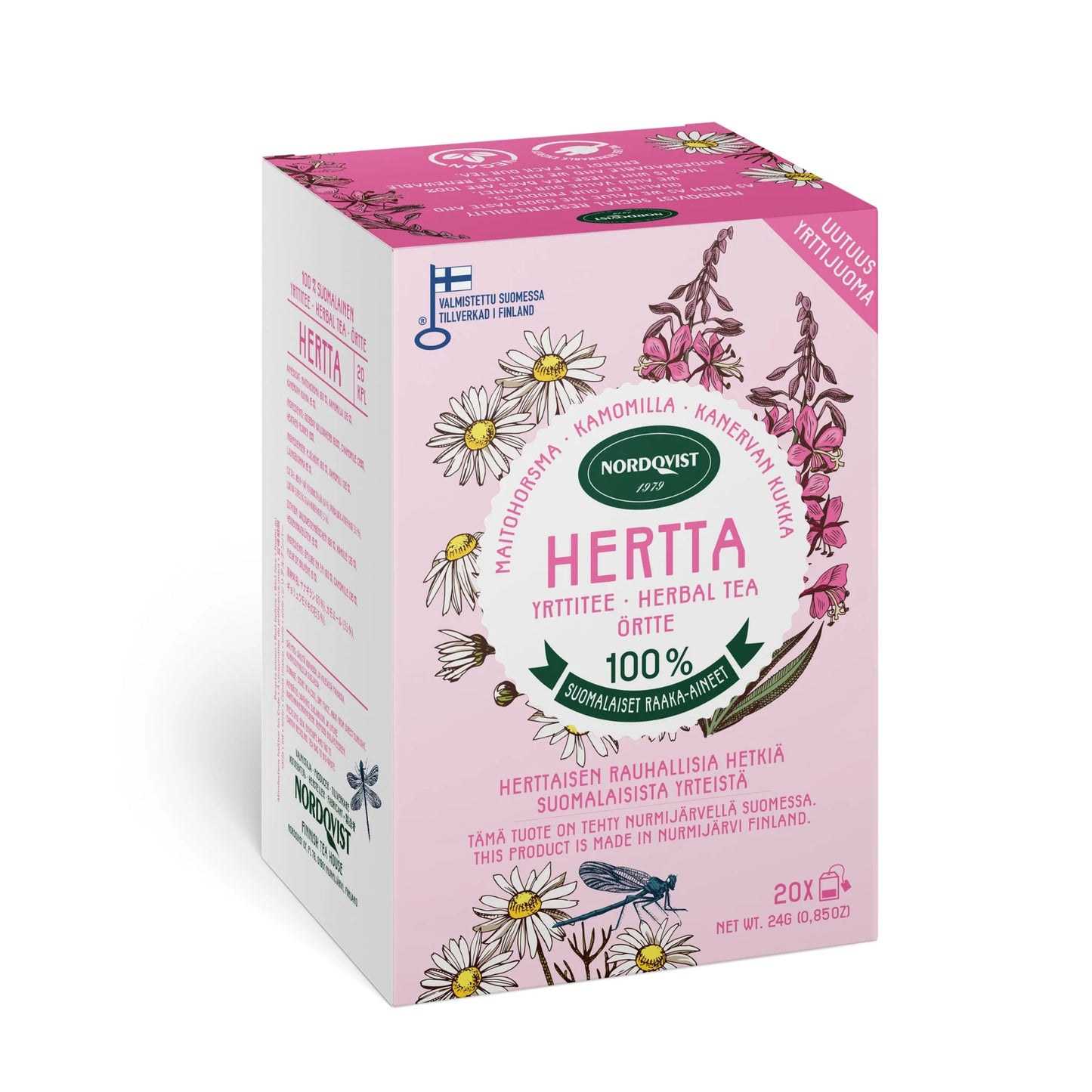Die rosa-grüne Schachtel Nordqvist HERTTA Pure Herbal Tea ist mit Blumenmustern und finnisch-schwedischem Text verziert und hebt die Geschmacksrichtungen Kamille und Feuerkraut hervor. Die zertifizierte Packung enthält 20 Teebeutel aus reinen finnischen Kräutern von Nordqvist.