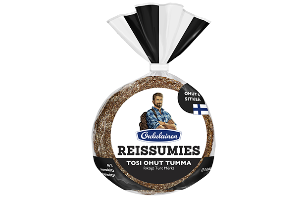 Oululainen Reissumies Really Thin Dark ist ein rundes finnisches Roggenbrot in einer durchsichtigen Verpackung mit einem schwarz-weißen Etikett, das einen lächelnden Mann in Karo und die Marke Oululainen zeigt, sowie den Produktnamen und eine kleine finnische Flagge.
