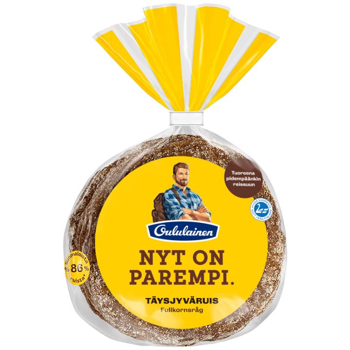 Ein Laib Oululainen Reissumies Vollkornroggenbrot von Fazer in einer durchsichtigen Tüte mit gelben und weißen Akzenten, auf der ein Mann in einem karierten Hemd und ein finnischer Text abgebildet sind, der Frische und Vollkornroggenbrot hervorhebt.