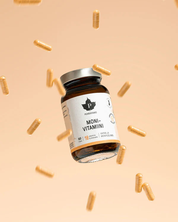 Eine braune Glasflasche mit der Aufschrift Puhdistamo Multivitamin und einem silbernen Deckel ist von gelben Kapseln umgeben, die das Multivitamin von Puhdistamo mit aktiven B-Vitaminen und immunstärkenden Eigenschaften vor einem beigen Hintergrund präsentieren.