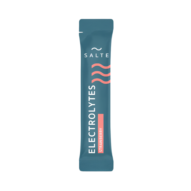 Das SALTE Electrolytes Strawberry Einzelportionspacket hat ein blaugrünes Design mit rosa Wellengrafik und bietet zuckerfreie Flüssigkeitszufuhr mit einem köstlichen Erdbeergeschmack. Marke: SALTE.