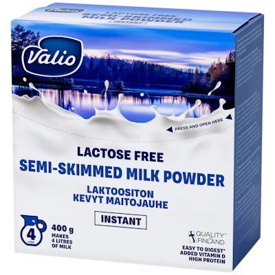Eine 400-g-Packung Valio Lactose Free Semi-Skimmed Milk Powder von Valio in einer blau-weißen Verpackung mit Milchspritzer-Motiv, Zubereitungsanleitung und finnischem Qualitätsbranding.
