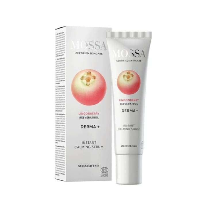 Eine Tube des Mossa Derma+ Instant Calming Serum für empfindliche Haut steht neben der Verpackung. Beide zeigen eine Preiselbeergrafik mit Produktangaben in Schwarz und Rot auf Weiß. Jetzt mit Hyaluronsäure für zusätzliche Feuchtigkeitszufuhr formuliert.