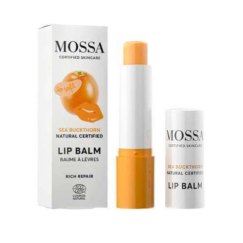 Ein teilweise geöffneter Mossa Sanddorn-Lippenbalsam steht neben seiner weiß-orangefarbenen Schachtel, die Sanddornbeeren und das Mossa-Branding zeigt. Der nährende Balsam ist im Inneren der natürlichen Lippenbalsamtube sichtbar.