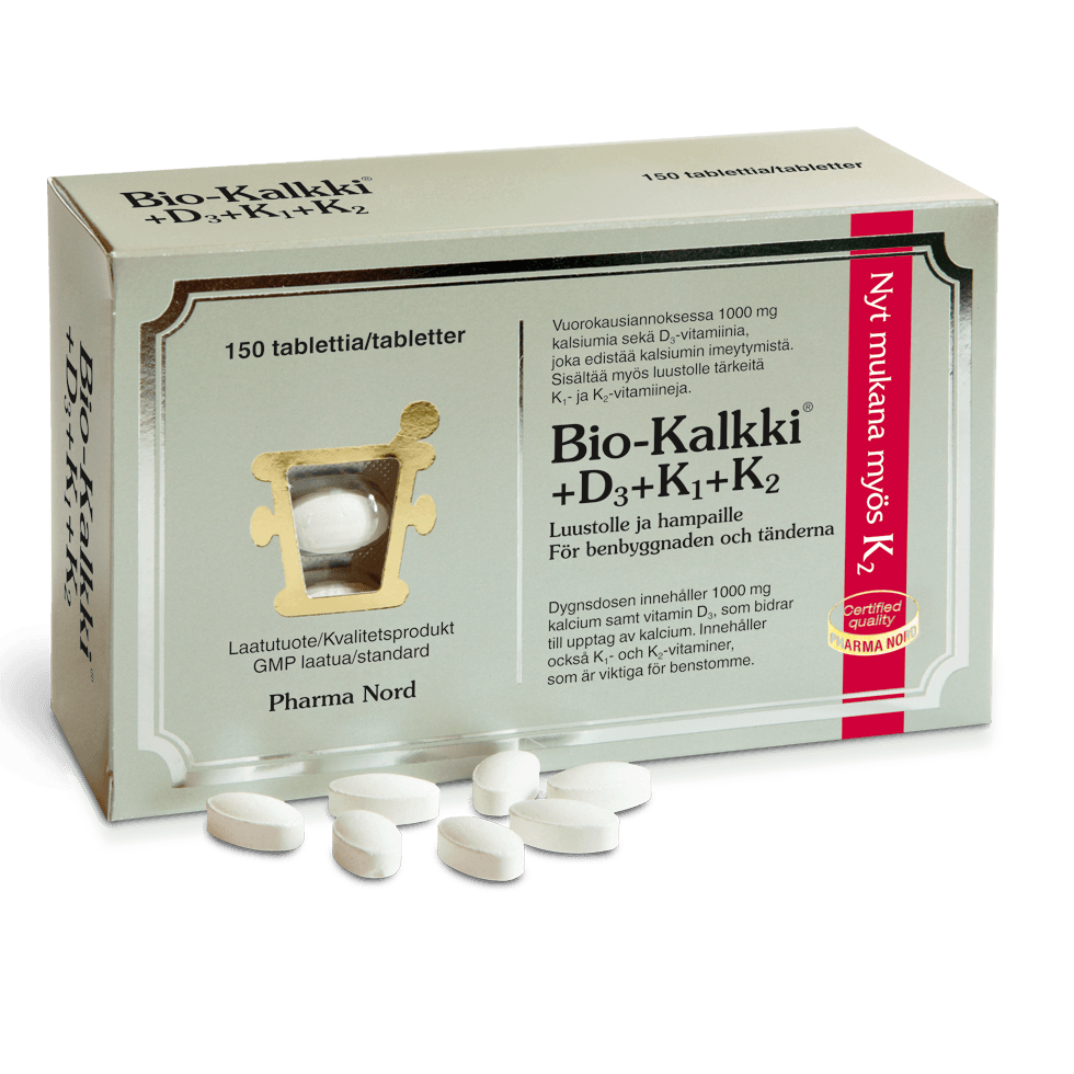 Eine Schachtel Pharma Nord Bio-Calcium + D3 + K1 + K2 Kautabletten für die Knochengesundheit mit runden weißen Tabletten, die durch die geöffnete Packung hindurch sichtbar sind, und mehreren verstreuten Tabletten auf der Vorderseite.