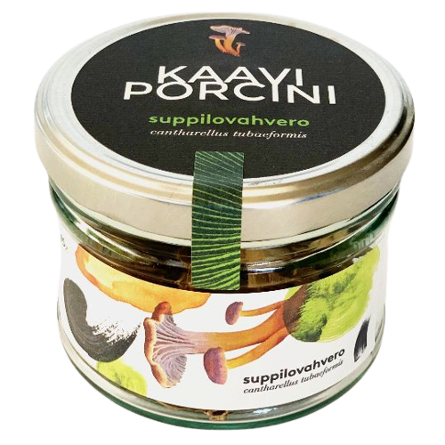 Kaavi Porcini Dried Tube Chanterelle von Kaavi Porcini wird in einem Glasgefäß mit Metalldeckel geliefert. Auf dem Etikett sind Abbildungen finnischer Pilze und Texte in Finnisch und Latein, darunter "suppilovahvero" (Cantharellus tubaeformis).