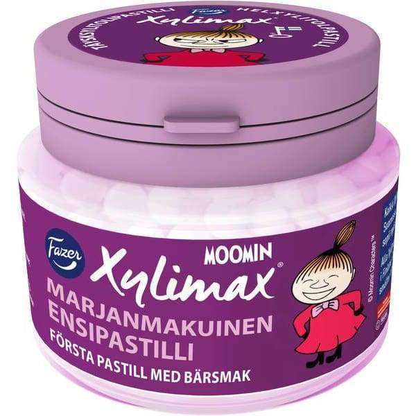 Die runde lila Dose Fazer Xylimax Moomin Kleine My Full Xylitolpastill zeigt die Zeichentrickfigur Kleine My in einem roten Kleid, mit finnischem und schwedischem Text. Dieses beliebte vegane Fazer-Bonbon hat einen Beerengeschmack.