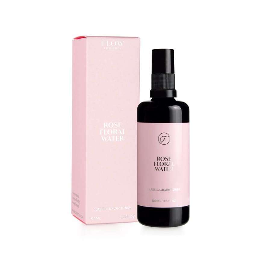 Flow Cosmetics Organic Rose Floral Water wird in einer eleganten schwarzen Sprühflasche mit einer passenden rosa Schachtel geliefert. Hergestellt aus Bio-Rosenwasser und Radieschenwurzelferment ist es das ideale natürliche Gesichtswasser für Ihre Hautpflege.