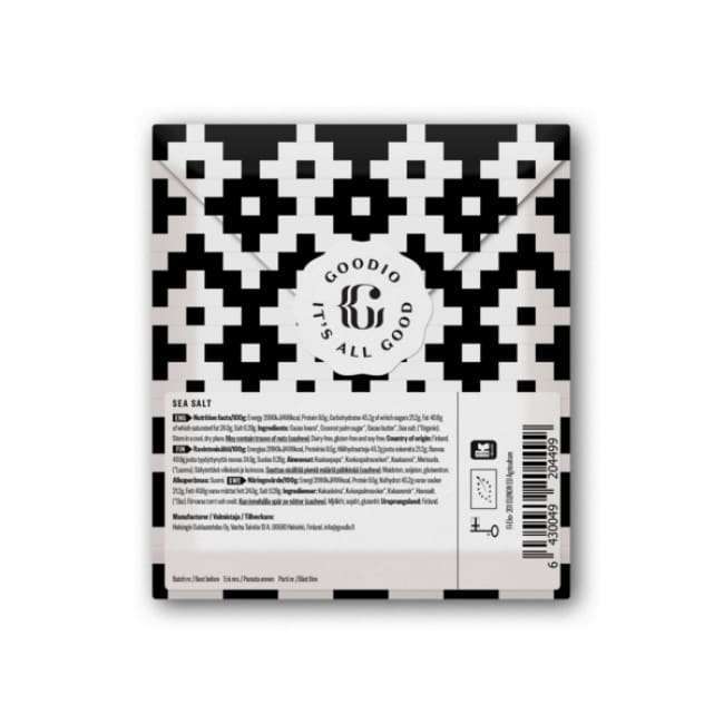 Ein Schokoladenriegel mit schwarz-weißer, geometrischer Verpackung und einem runden Etikett in der Mitte mit der Aufschrift Goodio Organic Chocolate Sea Salt. Hergestellt aus rohem Kongo-Kakao. Text, Strichcode und Symbole befinden sich am unteren Rand. Marke: Goodio.