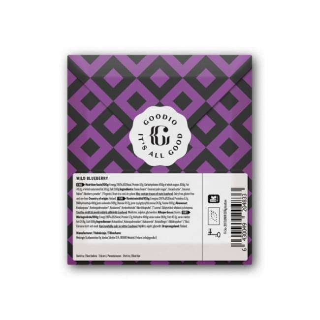 Eine Packung Goodio Bio-Schokolade Wild Blueberry zeigt ein lila-schwarzes geometrisches Muster, ein kreisförmiges Goodio Its All Good-Logo in der Mitte und darunter wilde Blaubeeren, Informationen zu den Inhaltsstoffen, den Strichcode und Zertifizierungssymbole.