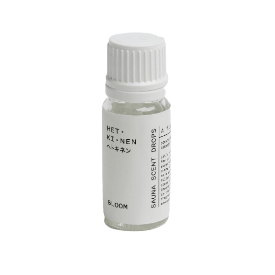 Das Hetkinen Sauna Scent Gift Set von Hetkinen besteht aus einer kleinen durchsichtigen Flasche mit weißem Verschluss und Etikett und bietet natürliche Saunadüfte - ideal, um Ihre finnische Sauna zu verschönern oder als durchdachtes Sauna-Geschenk.