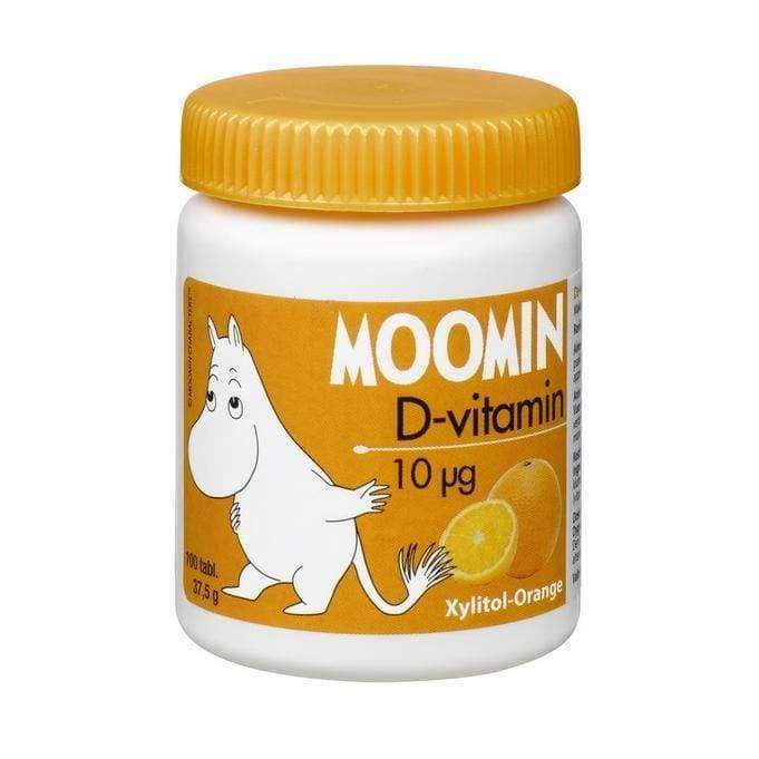 Ein weißes Plastikgefäß mit gelbem Deckel und der Aufschrift Moomin Vitamin-D 10 ug Xylitol Orange, mit der Marke Mumin, einer Muminfigur und zwei Orangenscheiben auf der Vorderseite.