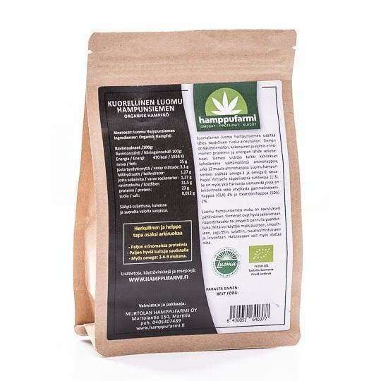 Eine braune Papierverpackung mit Bio-Hanfsamen von Nordic Hempfarm steht aufrecht und zeigt ihr schwarz-grünes Etikett mit Produktangaben und finnischen Logos. Der wiederverschließbare Reißverschluss hält diese Omega-3-reichen Samen frisch und eignet sich für eine ketogene Ernährung.