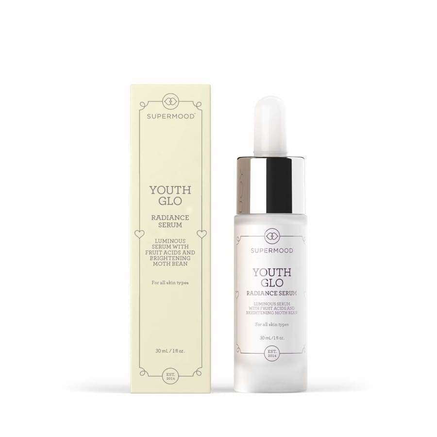Eine 30-ml-Flasche (1 fl oz) Supermood Youth Glo The Radiance Serum mit Tropfverschluss steht neben der cremefarbenen Schachtel, auf der das Supermood-Branding und der Produktname zu sehen sind. Dieses natürliche Anti-Aging-Serum sorgt für strahlende Haut.