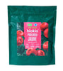 Un sachet refermable vert portant la mention « Biokia Organic Lingonberry Powder » (poudre de lingonberry biologique Biokia) contient des lingonberries sauvages rouges finlandaises et des feuilles. L'étiquette Biokia souligne que cette poudre biologique est riche en fibres.