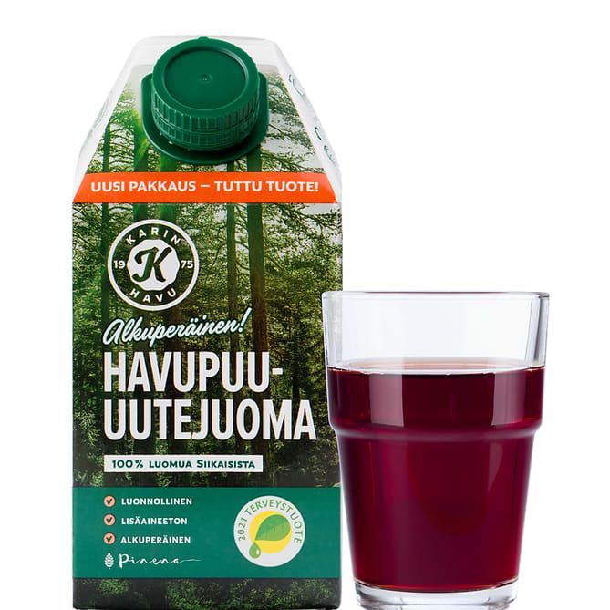 Un carton vert contenant six bouteilles de boisson à l'extrait de pin Kari est posé à côté d'un verre transparent rempli d'un jus rouge foncé. La boîte arbore des images de forêts de pins finlandaises et affiche des labels bio et santé, mettant en avant son extrait de pin riche en antioxydants.
