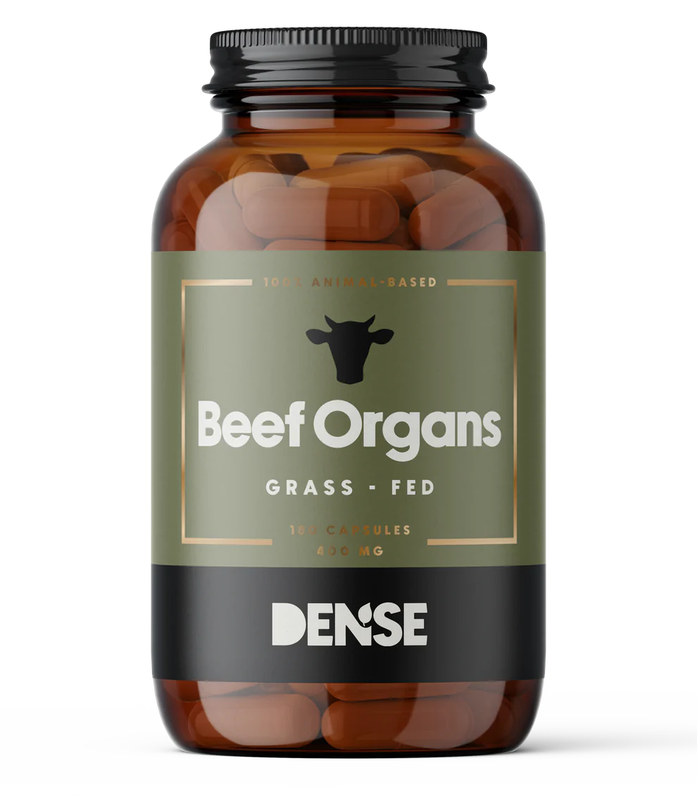 Une bouteille brune portant l'Ă©tiquette DENSE Beef Organs (Organes de bĆuf DENSE) affiche la silhouette d'une tĂȘte de vache et contient 180 gĂ©lules (400 mg chacune) de complĂ©ments alimentaires lyophilisĂ©s Ă base d'organes. L'Ă©tiquette indique « ComplĂ©ment alimentaire 100 % d'origine animale par DENSE ».
