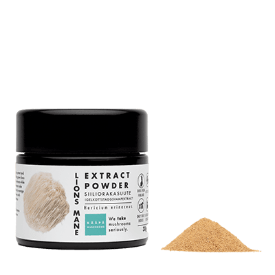 Un petit pot de poudre d'extrait KÄÄPÄ Mushrooms de crinière de lion KÄÄPÄ Mushrooms , avec un couvercle noir et une étiquette blanche comportant du texte et une image de champignon, est posé à côté d'un tas de poudre brun clair sur un fond blanc, mettant en avant la concentration et les bêta-glucanes.