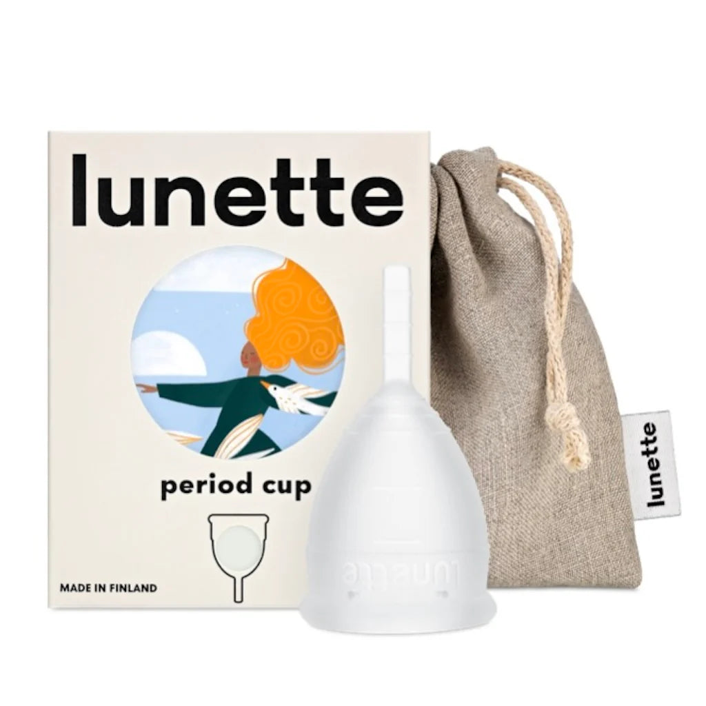 Il set Lunette Cup di Lunette una coppetta riutilizzabile bianca, una custodia in tessuto beige con Lunette e una vivace confezione con marchio: una soluzione ecologica per il ciclo mestruale.